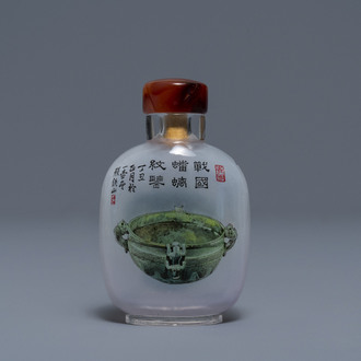 Een Chinese binnenin beschilderde glazen snuiffles met decor van antiquiteiten, 20e eeuw