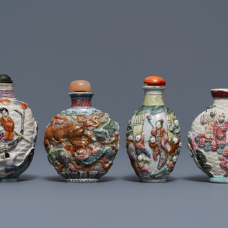 Quatre tabatières en porcelaine de Chine famille rose à décor en relief, 19ème