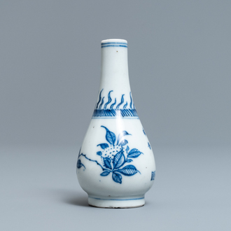 Een Chinees blauw-wit vaasje met vruchten en kalligrafie, Transitie periode