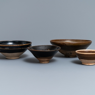 Quatre bols en grès porcelaineux émaillé brun et noir, Song et Yuan