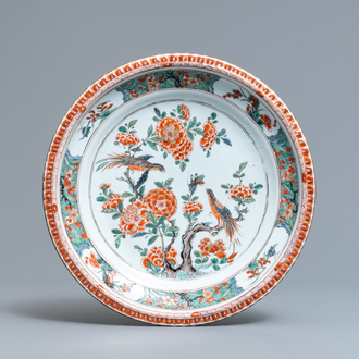 Un plat en porcelaine de Chine famille verte à décor d'oiseaux parmi fleurs, Kangxi