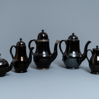 Vier koffiekannen en een theepot in zwart aardewerk met zilveren montuur, Namen, 18e eeuw