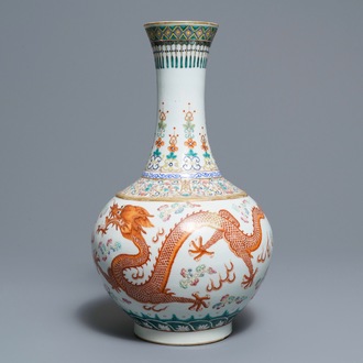 Un vase de forme bouteille en porcelaine de Chine famille rose, marque et époque de Guangxu