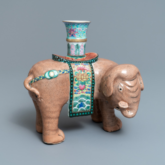 Un grand bougeoir en forme d'éléphant en porcelaine de Chine famille rose, Jiaqing