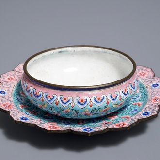 A Chinese Canton enamel brush washer on lotus-shaped stand, 18/19th C.