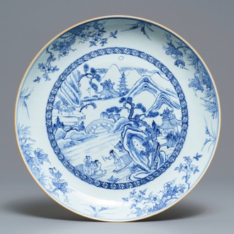 Een Chinese blauw-witte schotel met een rivierlandschap, Yongzheng/Qianlong