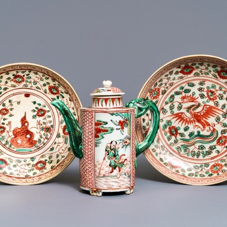A Chinese wucai wine ewer and two Swatow plates, Ming and later
