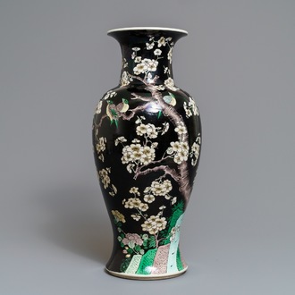 Un vase en porcelaine de Chine famille noire à décor d'oiseaux parmi fleurs, Kangxi