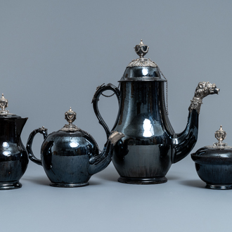 Een vierdelig koffieservies in zwart aardewerk met zilveren montuur, Namen, 18e eeuw