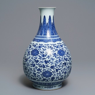 Un vase de forme bouteille en porcelaine de Chine bleu et blanc à décor floral, Qianlong