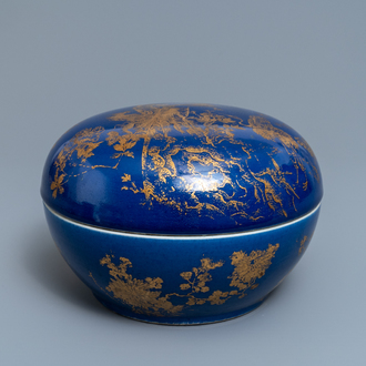 Een Chinese poederblauwe ronde dekselschaal met verguld decor, Guangxu merk en periode