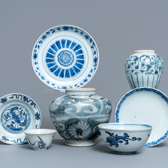 Een collectie divers Chinees blauw-wit porselein, Ming