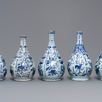 Vijf Chinese blauw-witte flesvormige vazen, Wanli