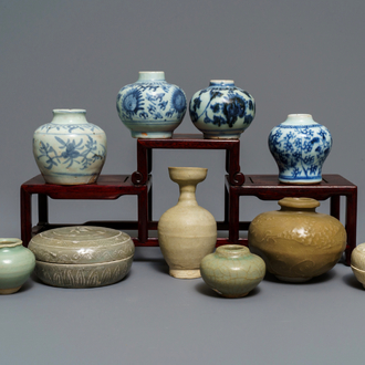 Une collection de 11 pièces en grès porcelaineux, Chine et Asie du Sud-Est, Song et après