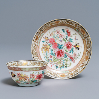 Une tasse et soucoupe en porcelaine de Chine famille rose à décor d'insectes, Yongzheng