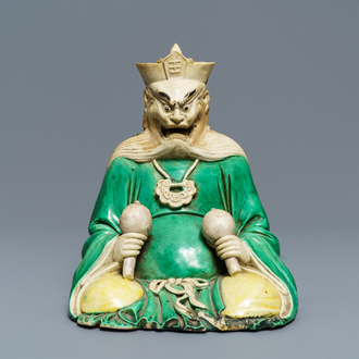 Een Chinese verte biscuit figuur van Yanluo, Kangxi