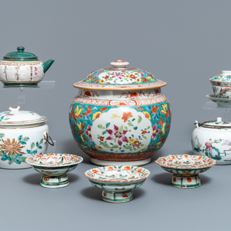 Une collection variée en porcelaine de Chine famille rose et une théière en grès de Yixing, 18/19ème