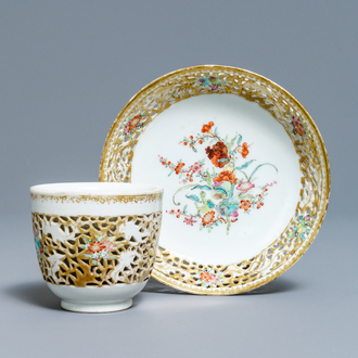 Une tasse et soucoupe en porcelaine de Chine famille rose ajourée, Qianlong