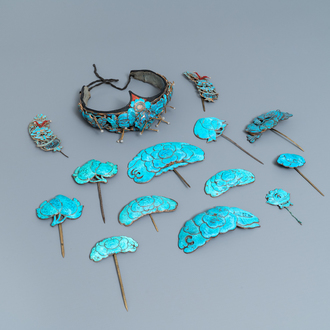 A Chinese kingfisher feather tiara and 13 hairpins, 19/20th C.