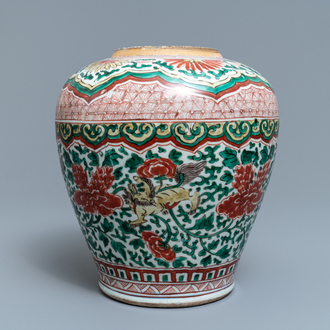 Un vase en porcelaine de Chine wucai à décor de lions bouddhistes, époque Transition