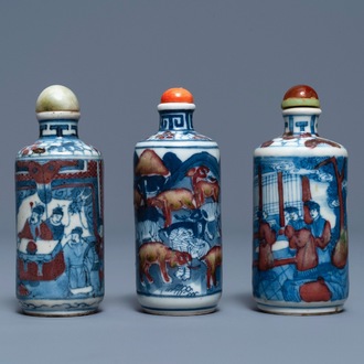 Trois tabatières en porcelaine de Chine bleu, blanc et rouge, marques de Yongzheng, 19ème