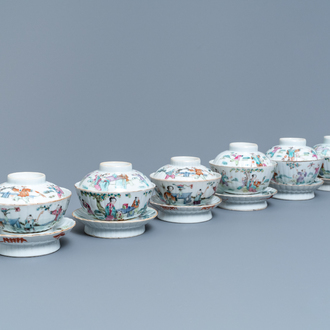 Six bols couverts sur supports en porcelaine de Chine famille rose, 19ème