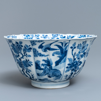 Un bol en porcelaine de Chine bleu et blanc à décor d'animaux mythiques, Kangxi