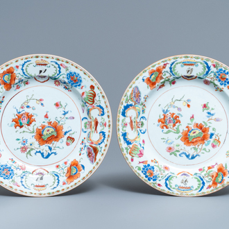 Une paire d'assiettes en porcelaine de Chine famille rose à décor 'Pompadour', Qianlong