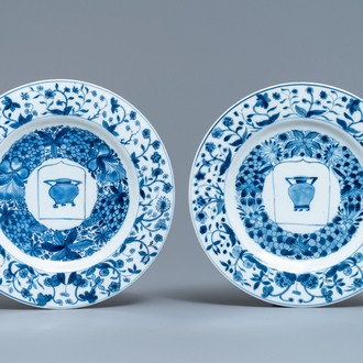Une paire d'assiettes en porcelaine de Chine bleu et blanc aux armes de 'Potken', Kangxi