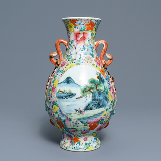 Un vase en porcelaine de Chine famille rose à décor millefleurs, marque de Qianlong, République, 20ème