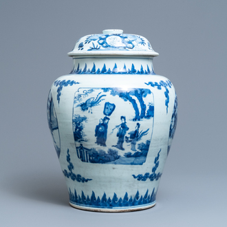 Un vase couvert en porcelaine de Chine bleu et blanc aux panneaux figuratives, époque Transition