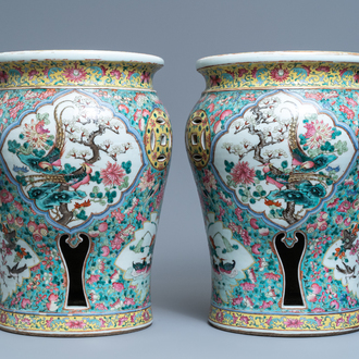 Une paire de tabourets ajourés en porcelaine de Chine famille rose, 19ème