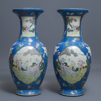 Une paire de grands vases en porcelaine de Chine famille rose à fond bleu, marque de Qianlong, 19ème