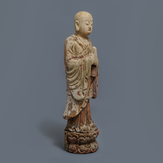 Une figure d'un moine bouddhiste en bois peint, Chine, 19ème