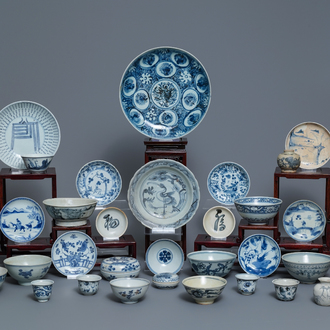 35 pièces en porcelaine de Chine bleu et blanc d'épaves divers, Ming et après