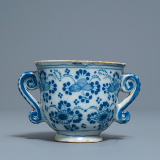 Une tasse à deux anses en faïence de Delft en bleu et blanc, 18ème