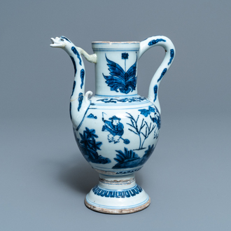 Une verseuse en porcelaine de Chine bleu et blanc à décor de garçons jouants, Wanli