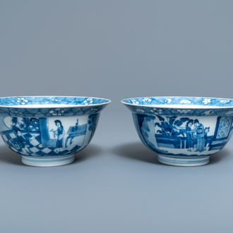 Deux bols de type klapmuts en porcelaine de Chine bleu et blanc, marque et époque de Kangxi