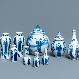 Neuf petits vases en porcelaine de Chine bleu et blanc à décor de longues dames, Kangxi