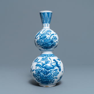 Un vase de forme triple gourde en faïence de Delft bleu et blanc, fin du 17ème
