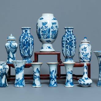 Douze petits vases en porcelaine de Chine bleu et blanc, Kangxi