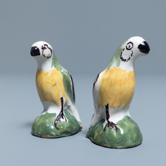 Une paire de modèles miniatures de perroquets en faïence polychrome de Delft, 18ème