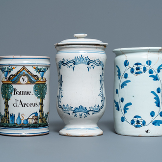 Trois pots de pharmacie de type albarello en faïence polychrome et bleu et blanc, France, 2ème moitié du 18ème