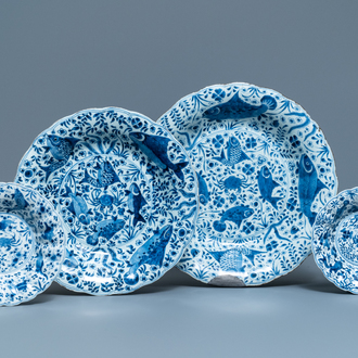 Deux plats et une paire d'assiettes en porcelaine de Chine bleu et blanc à décor de poissons et crabes, Kangxi