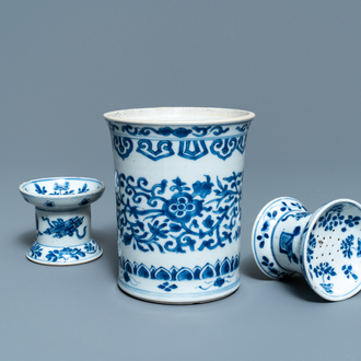 Een Chinese blauw-witte penselenbeker en een paar zandstrooiers, Kangxi