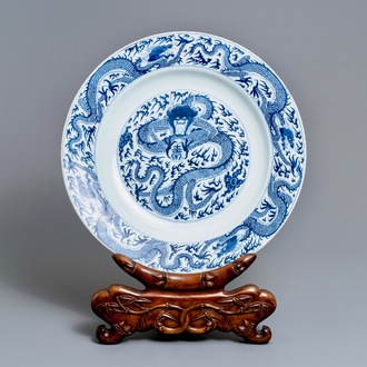 Un très grand plat en porcelaine de Chine bleu et blanc à décor d'un dragon, Kangxi