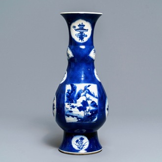 Un vase de forme bouteille en porcelaine de Chine à fond bleu poudré, Kangxi