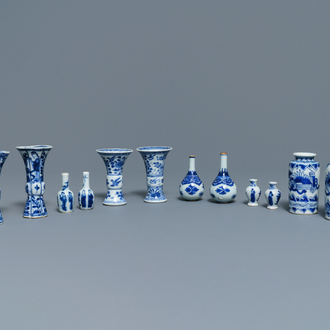 Zes paar Chinese blauw-witte miniatuur vaasjes, Kangxi