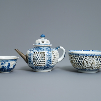 Une théière et deux bols ajourées à doubles parois en porcelaine de Chine bleu et blanc, époque Transition