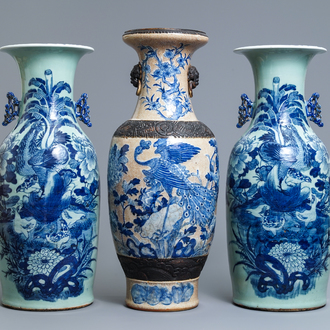 Een paar Chinese blauw-witte celadon vazen en een Nanking craquelé vaas, 19e eeuw